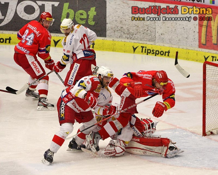 Efektní moment zápasu Budějc se Slavií Praha. Šimánek padá přes Furcha, bránícímu Jelínkovi se navíc v tu chvíli zlomila čepel hokejky