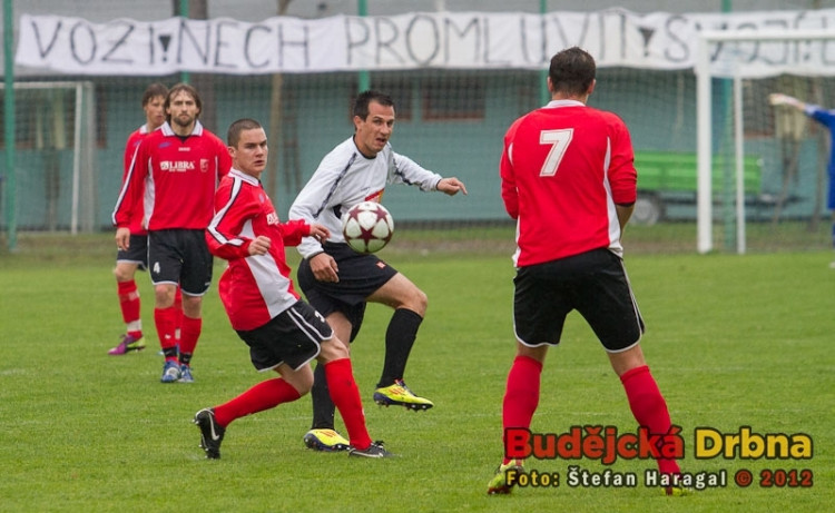 Fanoušci Martina Vozábala vyvěsili na Hluboké plakát, exligový hráč je poslechl jen napůl, gól dal pravou nohou