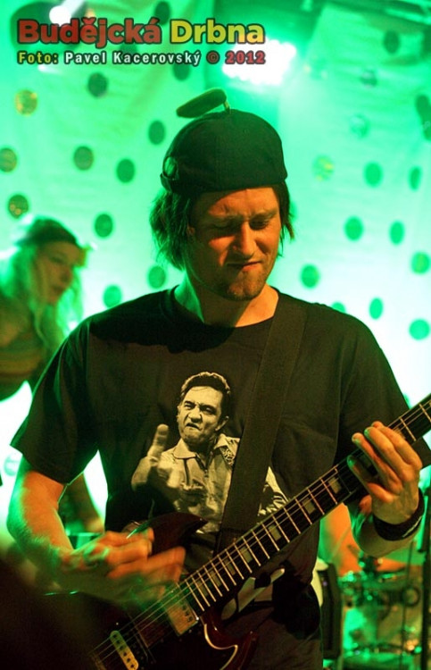 Fotbalista Tomáš Rosický si zahrál na koncertě Třech sester tři skladby