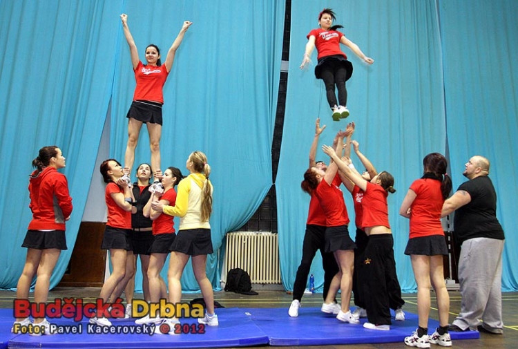 Hell's Cheerleaders. Trénování stavění pyramid