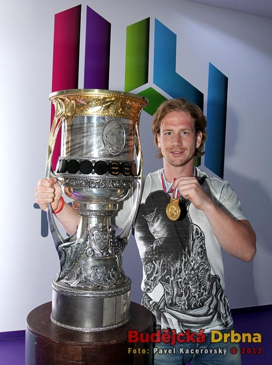 Hokejista Filip Novák s Gagarinovým pohárem a medailí za vítězství v ruské KHL