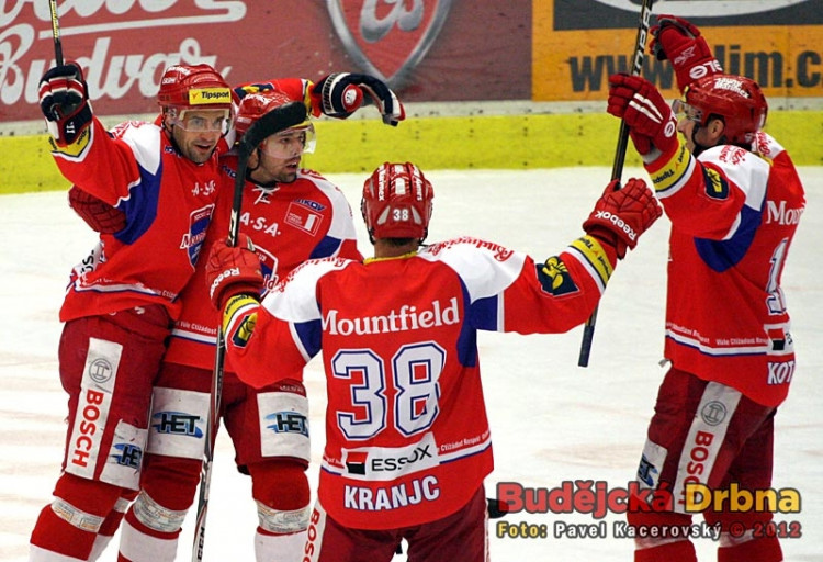Hokejisté Mountfieldu se radují z výhry nad libereckými Bílými Tygry v prodloužení
