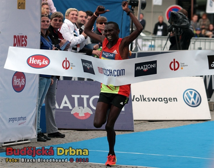Keňan Daniel Chebii protíná cílovou pásku budějckého Půlmaratonu