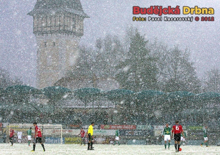 Nad Střeleckým ostrovem se těsně po začátku prvního jarního zápasu protrhlo nebe