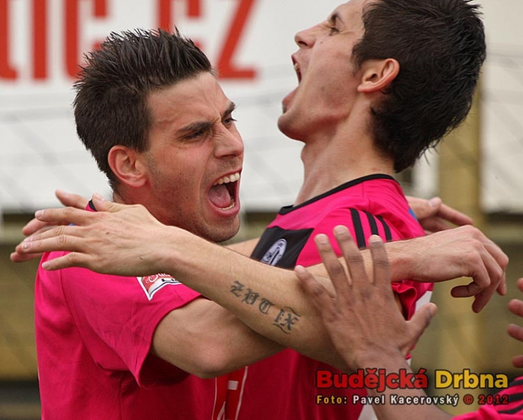 Obrovská radost hráčů Dynama Michala Klesy (vlevo) a Petra Javorek