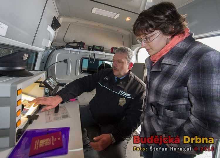 Praporčík Radek Polák předvádí vybavení schengenbusu novinářům