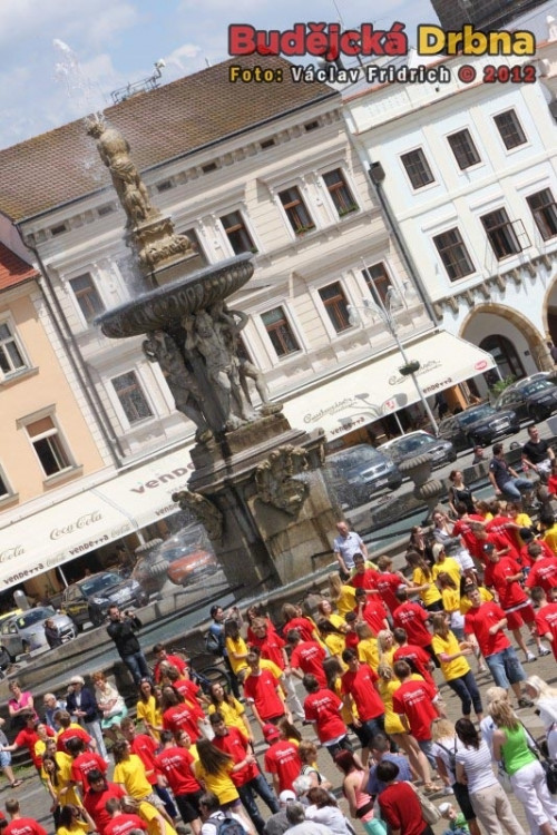 Samson sledoval taneční pokus o rekord - tančila se tam čtverylka