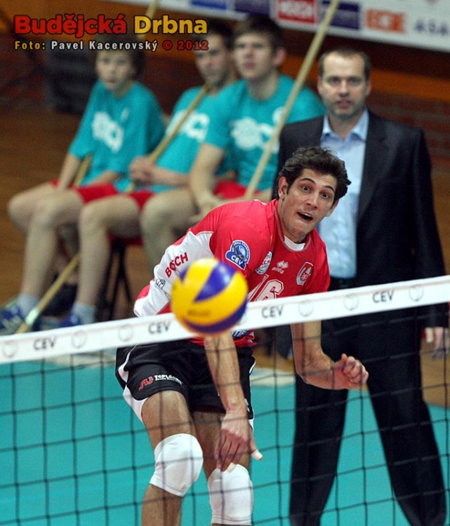 Smeč Petera Pláteníka pozorně sleduje trenér Jihostroje Jan Svoboda