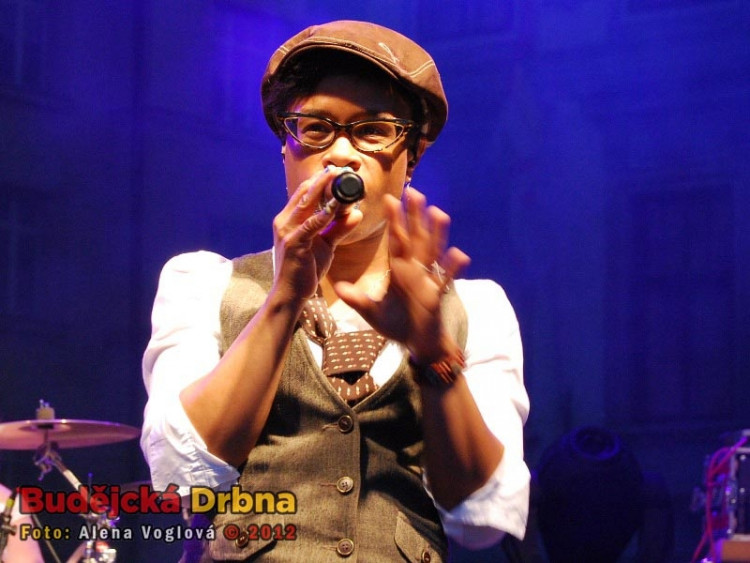 Sympatická Tonya Graves z kapely Monkey Business