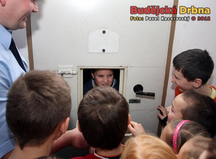 Školáci na exkurzi u policistů. Podezřelý Pitra v cele předběžného zadržení