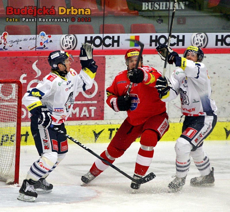 Takhle se bojuje o puk! Michálek mezi libereckými Čakajíkem (vlevo) a Kájínkem