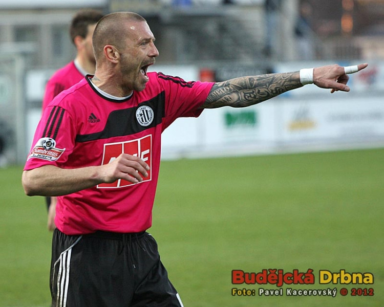 Tomáš Řepka diriguje obranu Dynama