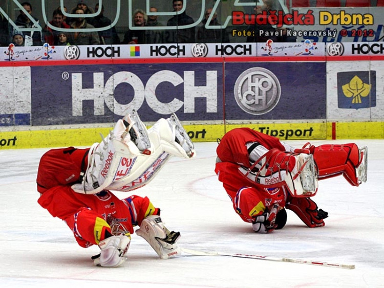 Tradiční rituál gólmanů hokejového Mountfieldu po vítězném zápase