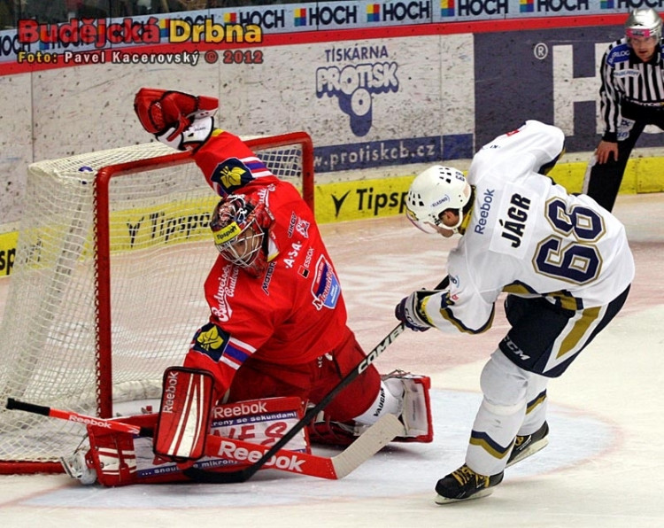 Trestné střílení Jaromíra Jágra. Budějcký gólman Pavel Kantor byl proti hráči světové extratřídy bezmocný