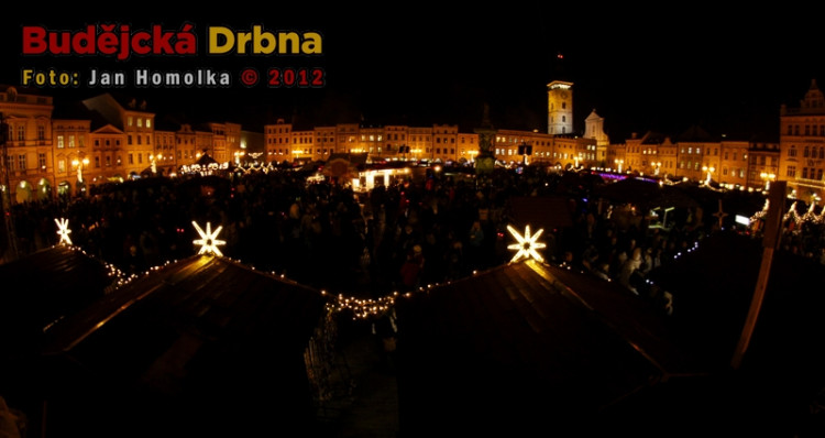 Zaplněné náměstí během příletu anděla