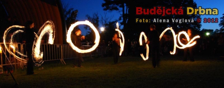 Závěrečné točení s ohněm všech členů Tohuvabohu