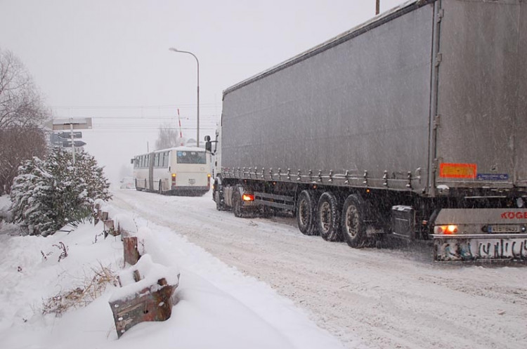 Železniční přejezd na Nemanické - zapadlý autobus číslo 18 a dva kamiony (17.1.2013). Foto Jirka Beny