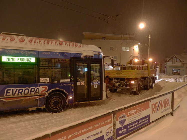 Na točně v Sucháči si daly dostavení devítky. Holt nejede a nepojede (17.1.2013). Foto Táňa Chalupová