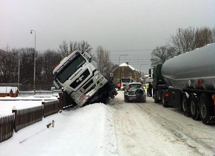 Havarovaný kamion na Včelné (18.1.2013)
