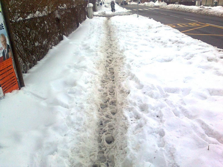 Zastávka MHD na Zavadilce (25.1.2013). Foto Vladimír Zdvihal