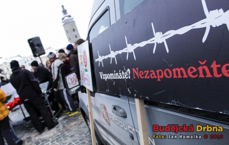 Poprvé od 17. listopadu loňského roku se odpůrci krajské koalice vrátili na náměstí Přemysla Otakara II.