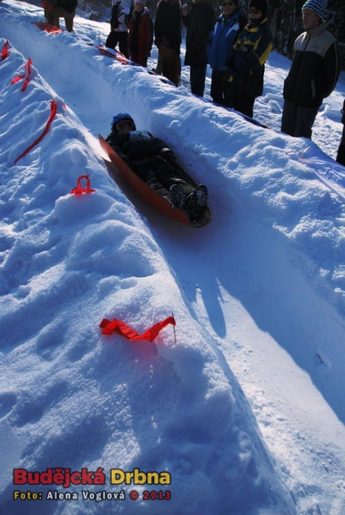 Děti byly plně vybaveny - přilbou i brýlemi