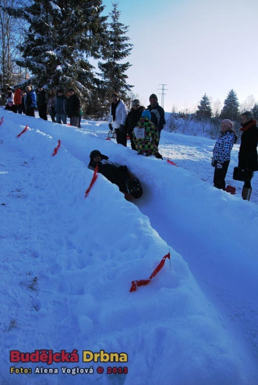 Muži už měli s jízdou problém, dráha byla čím dál tím pomalejší