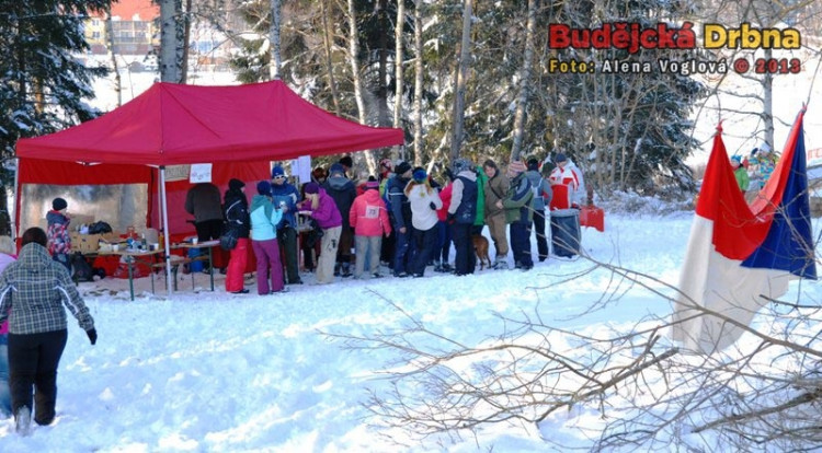 Na stánku se vařil výborný punč. Vidíte tu frontu?