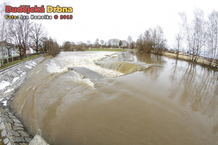 Valící se voda přes Velký jez