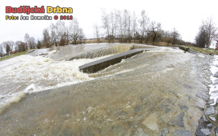 Hladina vody překonala v noci druhý povodňový stupeň