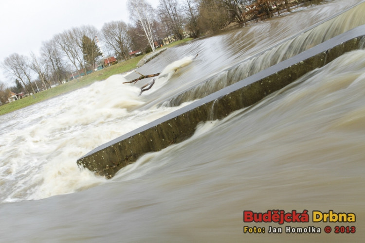 Na Velkém jezu se zaseknul i kus stromu