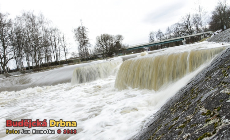 Valící se voda přes Malý jez