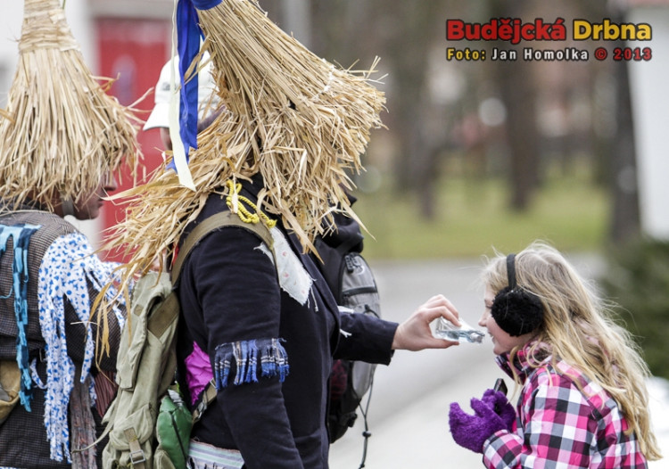 Koledníky doprovázeli dva židi