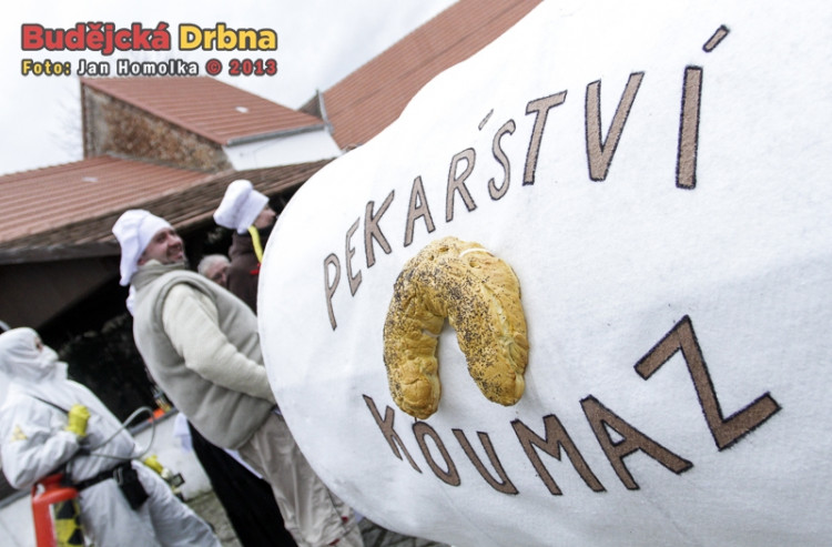 Koledníky doprovázely masky