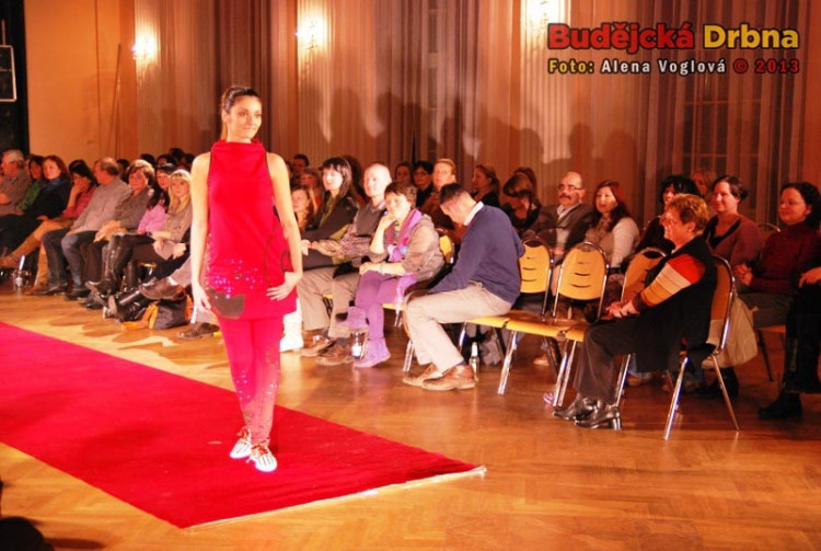 Červená je stále in