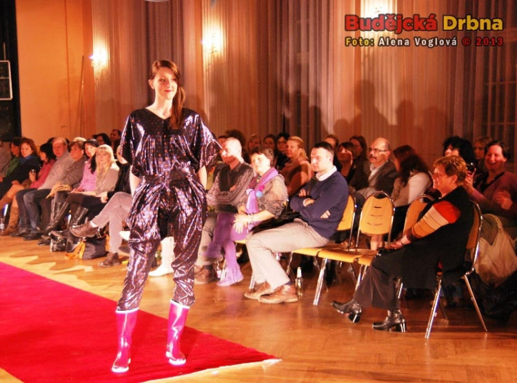 Návrhářky se nebály experimentovat