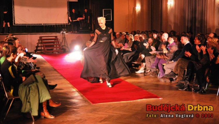 Nechyběla ani večerní róba