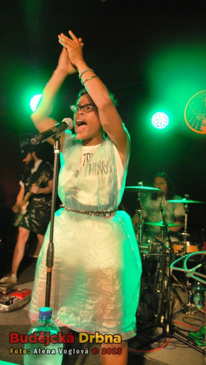 Tonya Graves ve slušivé pláštěnce