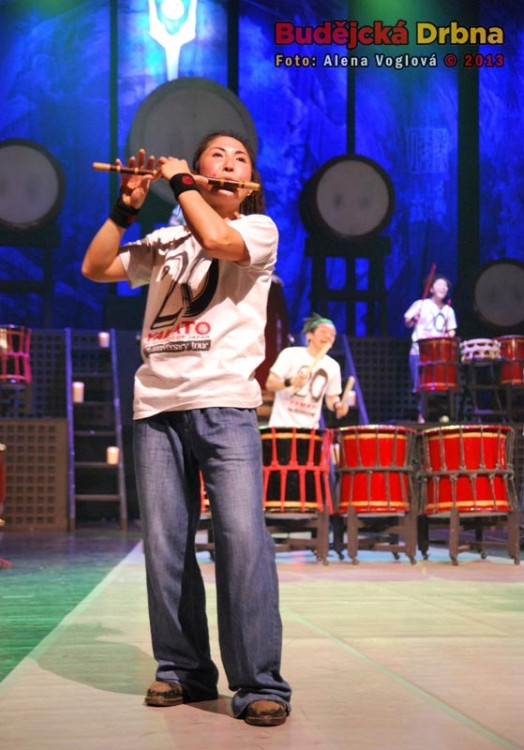 Bubenickou show doplňovaly pokřiky a hra na další hudební nástroje