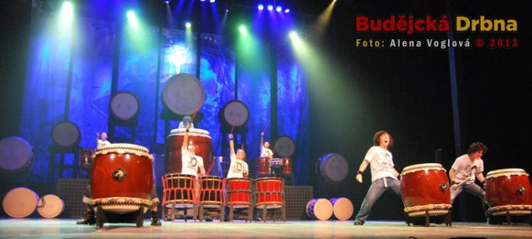 Hru na bubny doprovázelo i divadlo