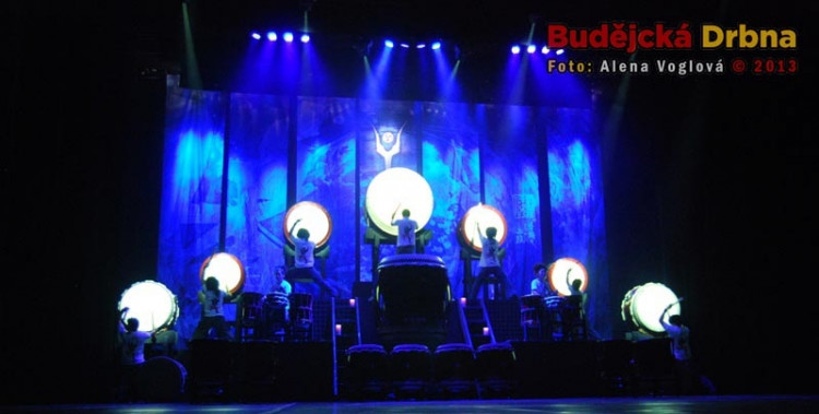 Skvělé osvětlení umocňovalo zážitek z představení