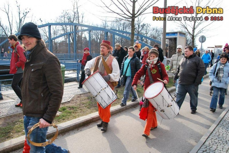 Bubeníci doprovázeli Moranu