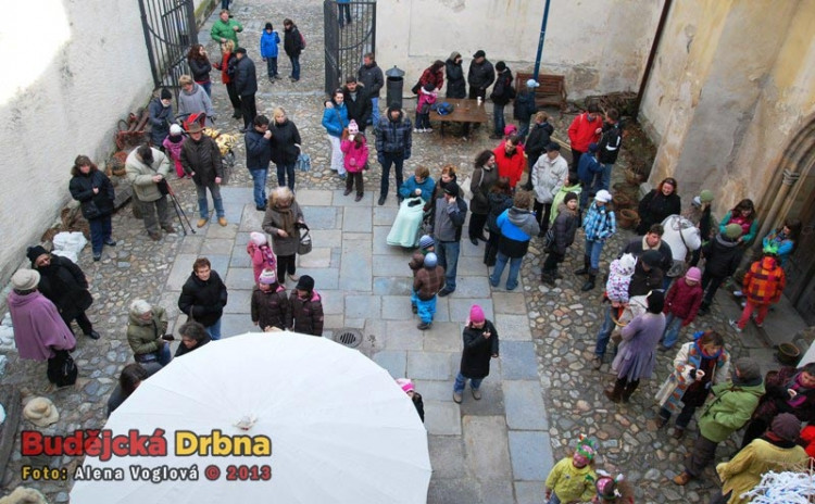 Dvorek Galerie Pod kamennou žábou se pomalu plnil