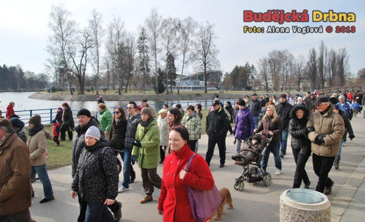 Lidé se cestou k průvodu přidávali