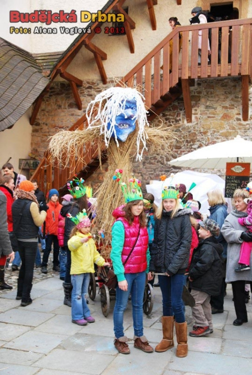 Morana se vynášela ze dvorku u Galerie Pod kamennou žábou