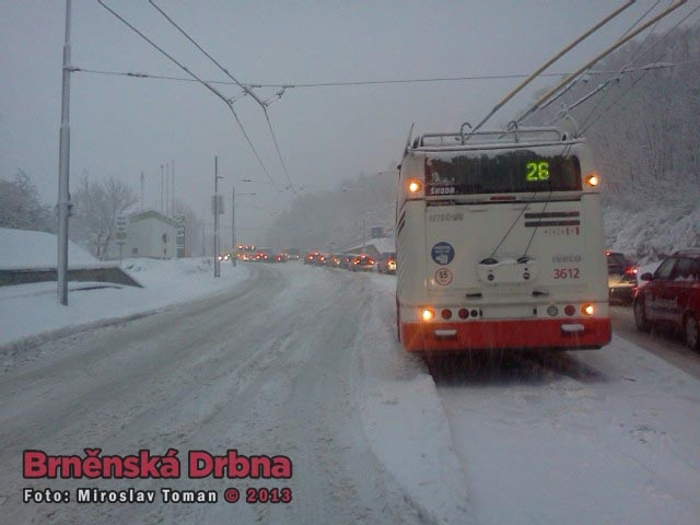 V kopci na Vinohrady stojí trolejbusy