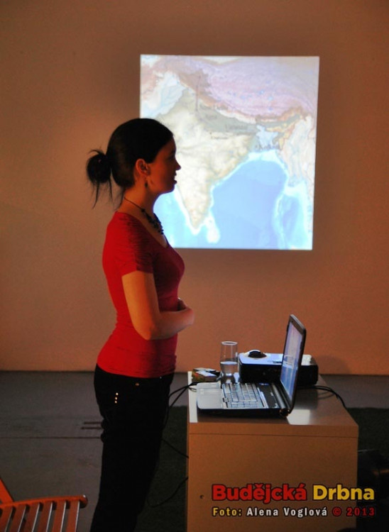 Cestovatelka Klára při prezentaci o Indii