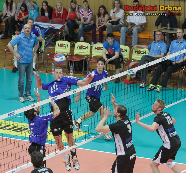 Hostující nahrávač Zdeněk Haník připravuje smeč Tomáši Širokému