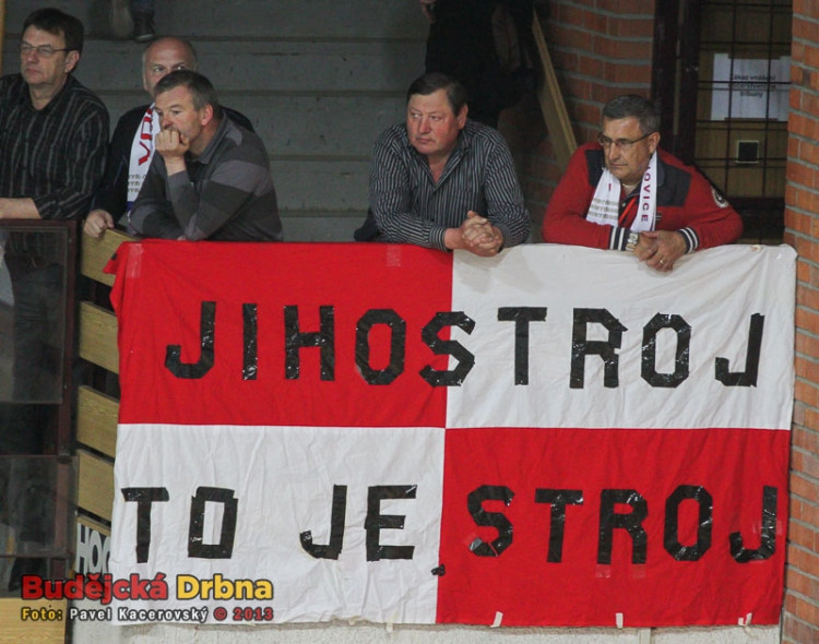 Na zápas se přišla podívat i hokejová legenda, trojnásobný vítěz Stanley Cupu Jaroslav Pouzar (vpravo)