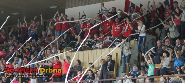 Z hlediště po vítězném balonu létaly konfety